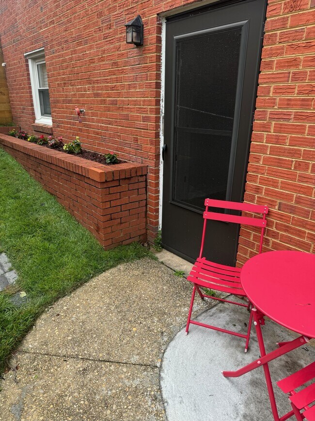 Building Photo - 914 Daleview Dr