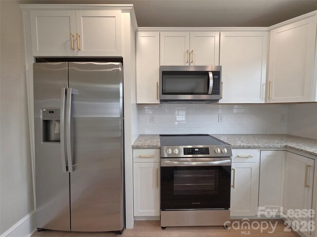 Building Photo - 200 E 2nd St