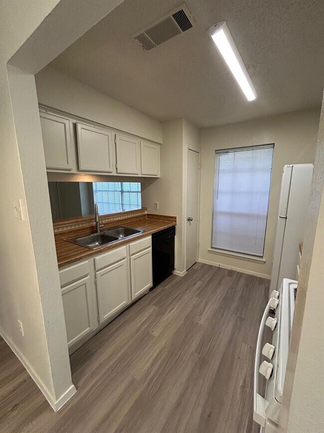Building Photo - 521 Greenlawn Blvd