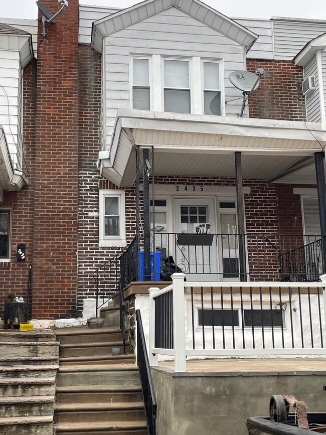 Building Photo - 2435 S Milan St