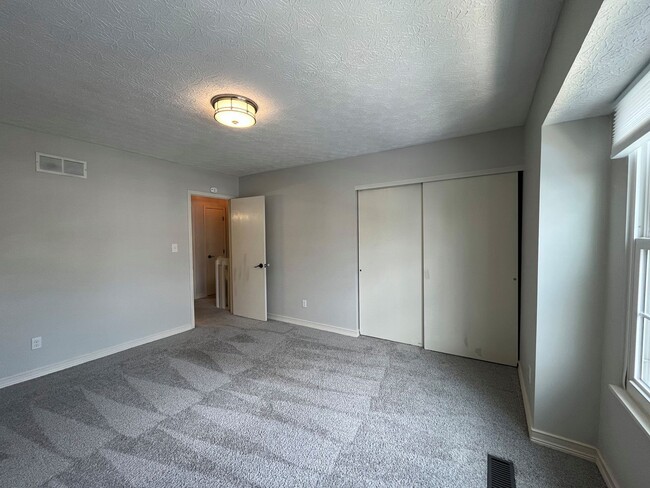 Building Photo - Beautiful  2-Bedroom Condo with Cozy Patio...