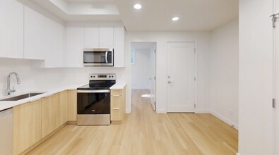 Building Photo - 11710-11125 125 St NW