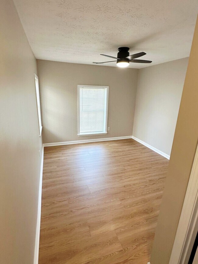 Primary Bedroom - 2022 Bono Rd