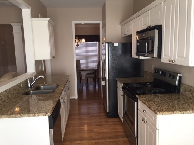 Building Photo - Lovely Townhome in gated community in Bren...