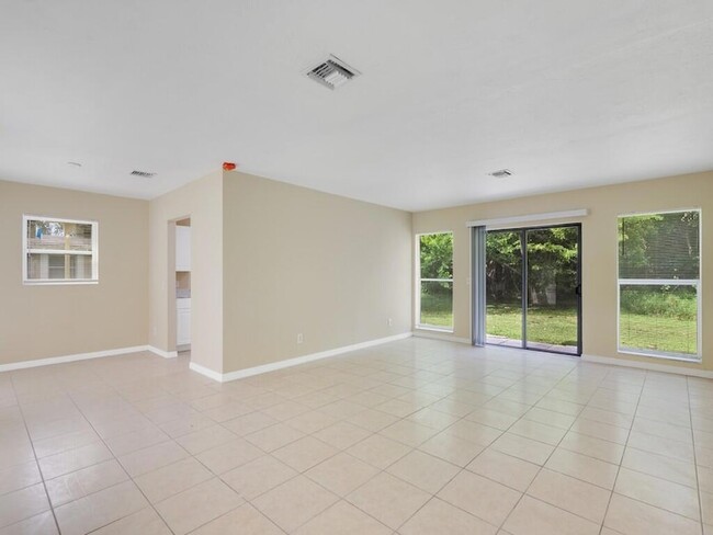 Building Photo - 125 NE Prima Vista Blvd