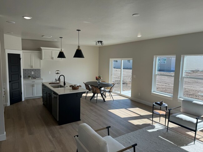 Building Photo - AWESOME 3 Bed 2 Bath Twin home in Sugar city