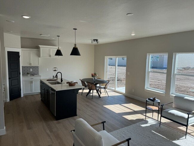 Building Photo - BEAUTIFUL 3 Bed 2 Bath Twin home in Sugar city!