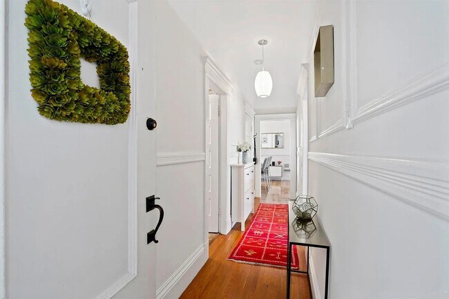 Building Photo - Bright and cozy 2br apartment in the heart...