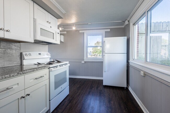 Foto del edificio - Renovated 2 Bed / 1 Bath Duplex