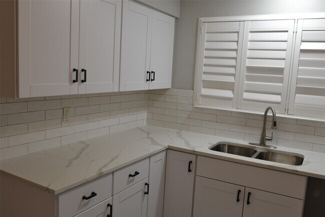 Foto del edificio - 7410 Crystalglen Dr