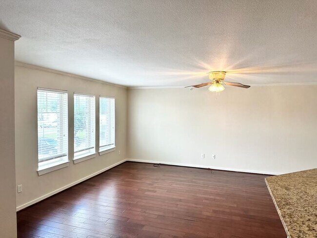 Foto del edificio - 2 Bedroom 1 Bath - End Unit Apartment (40%...