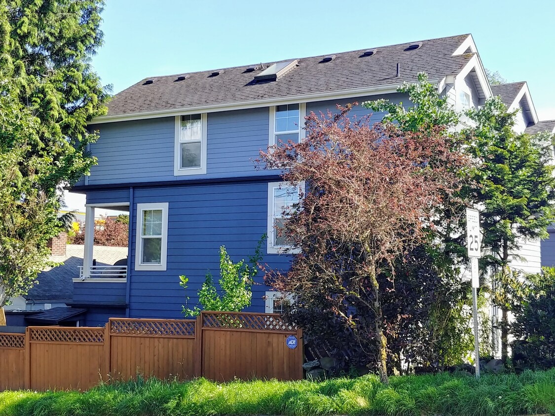 Foto principal - 4505 40th Ave SW