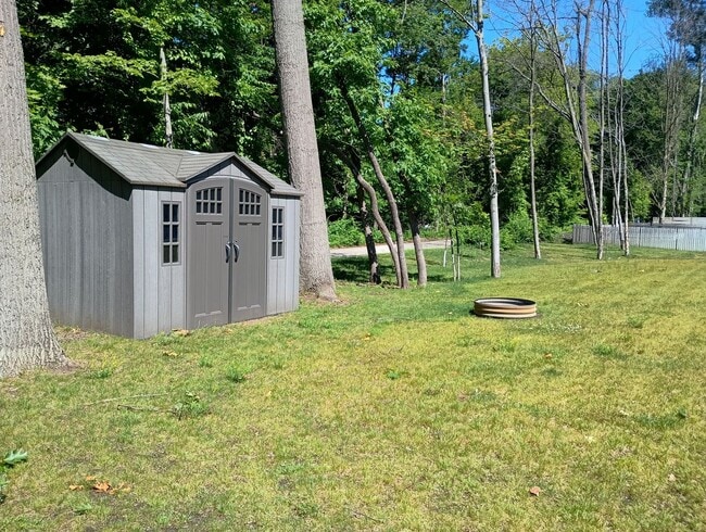 Building Photo - AVAILABLE NOW! 3 bed 2 bath Single Family home in Norton Shores!