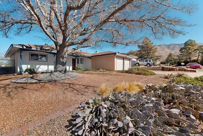 Foto del edificio - 12241 Woodland Ave NE