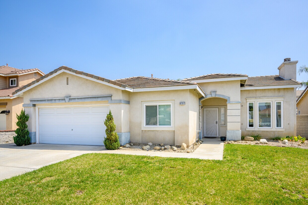 Foto principal - 6757 Royal Crest Ct