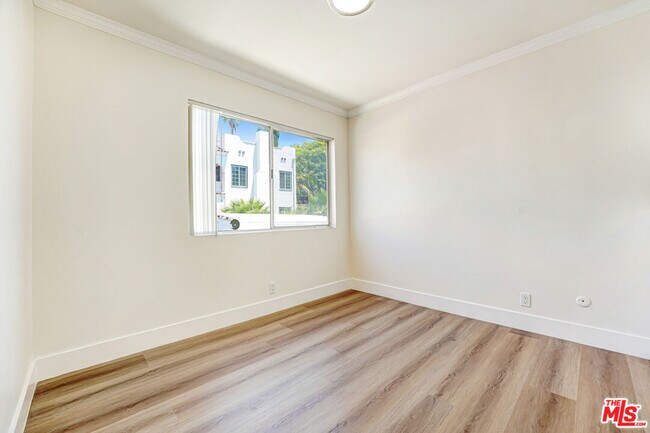 Building Photo - 8208 Romaine St