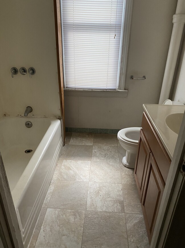 Full bathroom - 911 Hay St
