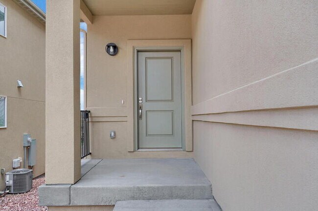 Foto del edificio - Spacious 3-Bedroom Home with Mountain Views and Open Layout in Central Colorado Springs