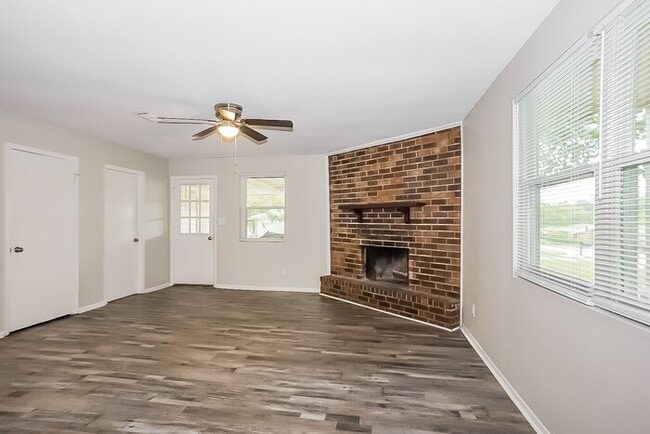 Building Photo - 217 Pineview Dr