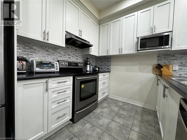 Building Photo - 10 Talence Dr