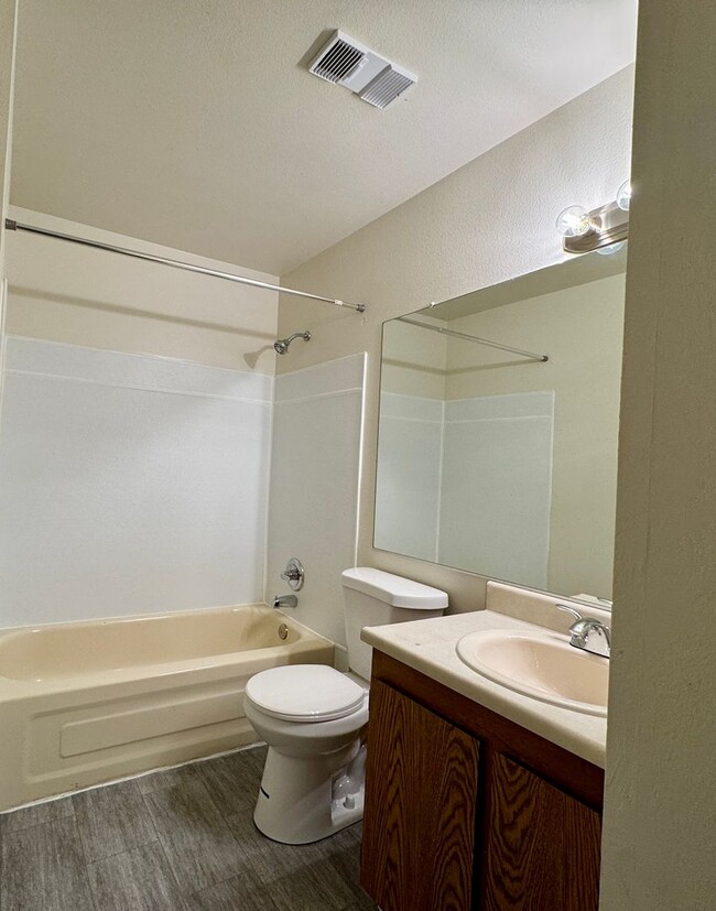 Foto del edificio - Charming 1 Bed 1 Bath Condo near Windsor L...