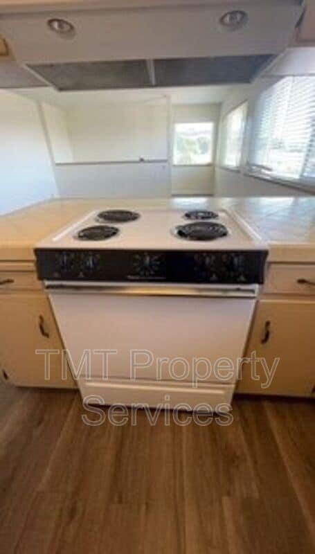 Building Photo - 2170 Seaview Ave