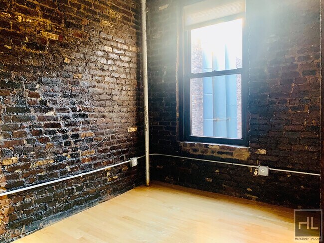 Building Photo - Great 3 bedroom apartment on East 11th Str...