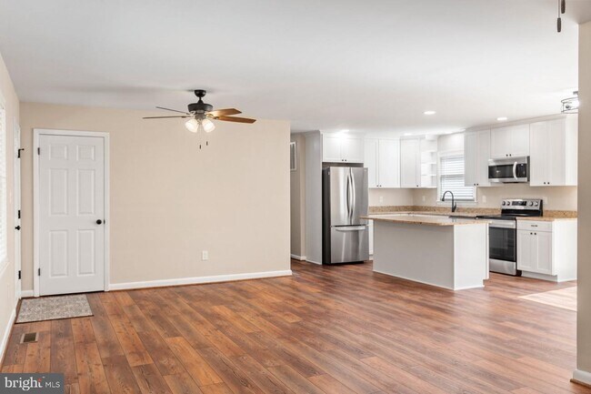 Building Photo - 45125 Settlers Ln