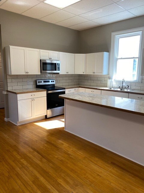 Kitchen - 4989 Powell Hwy