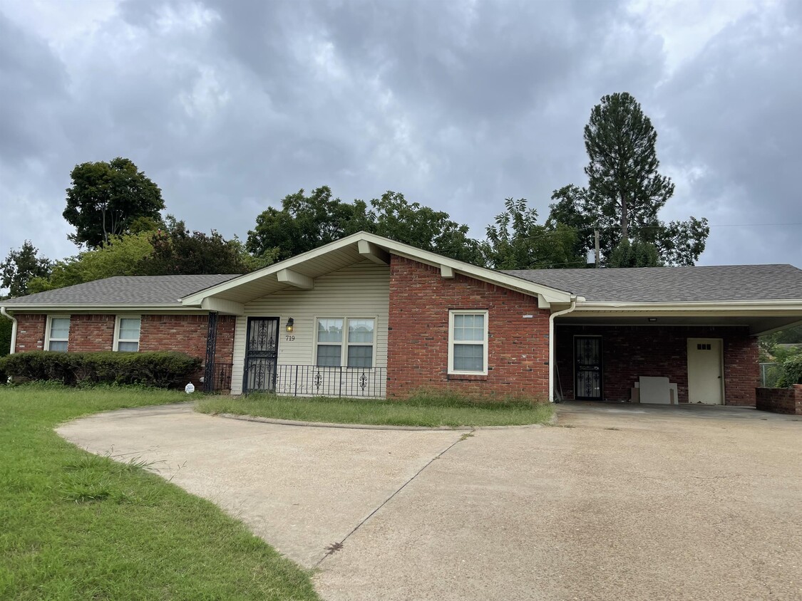 Primary Photo - 719 Southwest Dr