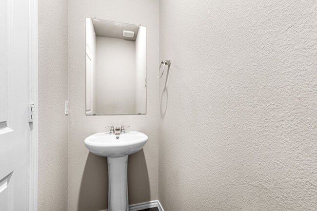 Building Photo - Savannah Circle