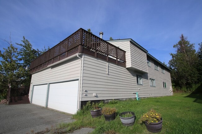 Foto del edificio - 3 Bedroom Apartment in Jewel Lake w/ Garage!