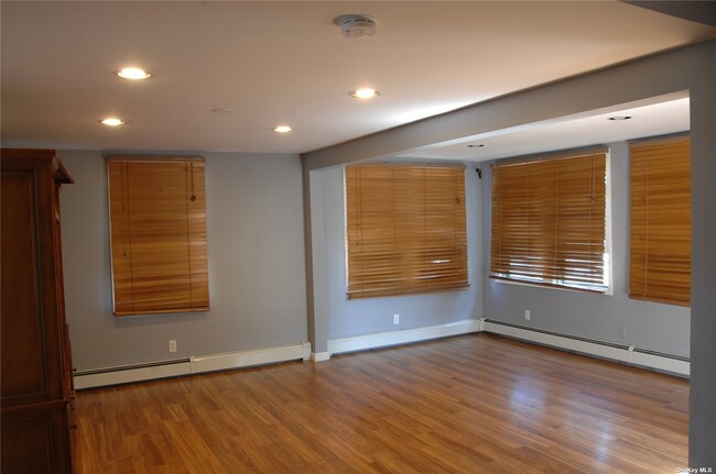 Building Photo - 557 E Market St