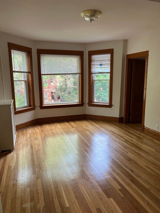 Foto del edificio - 6327 N Lakewood Ave