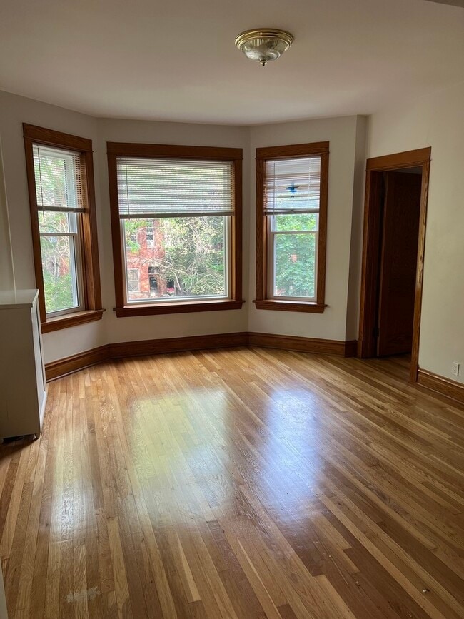 Building Photo - 6327 N Lakewood Ave