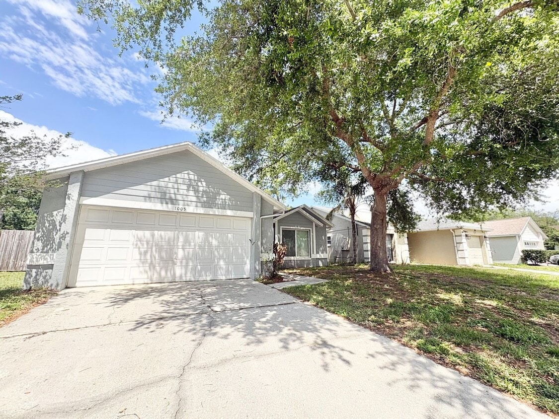 Upgraded Oviedo Home - Screened porch, fenced back yard, wood floors - Upgraded Oviedo Home - Screened porch, fenced back yard, wood floors