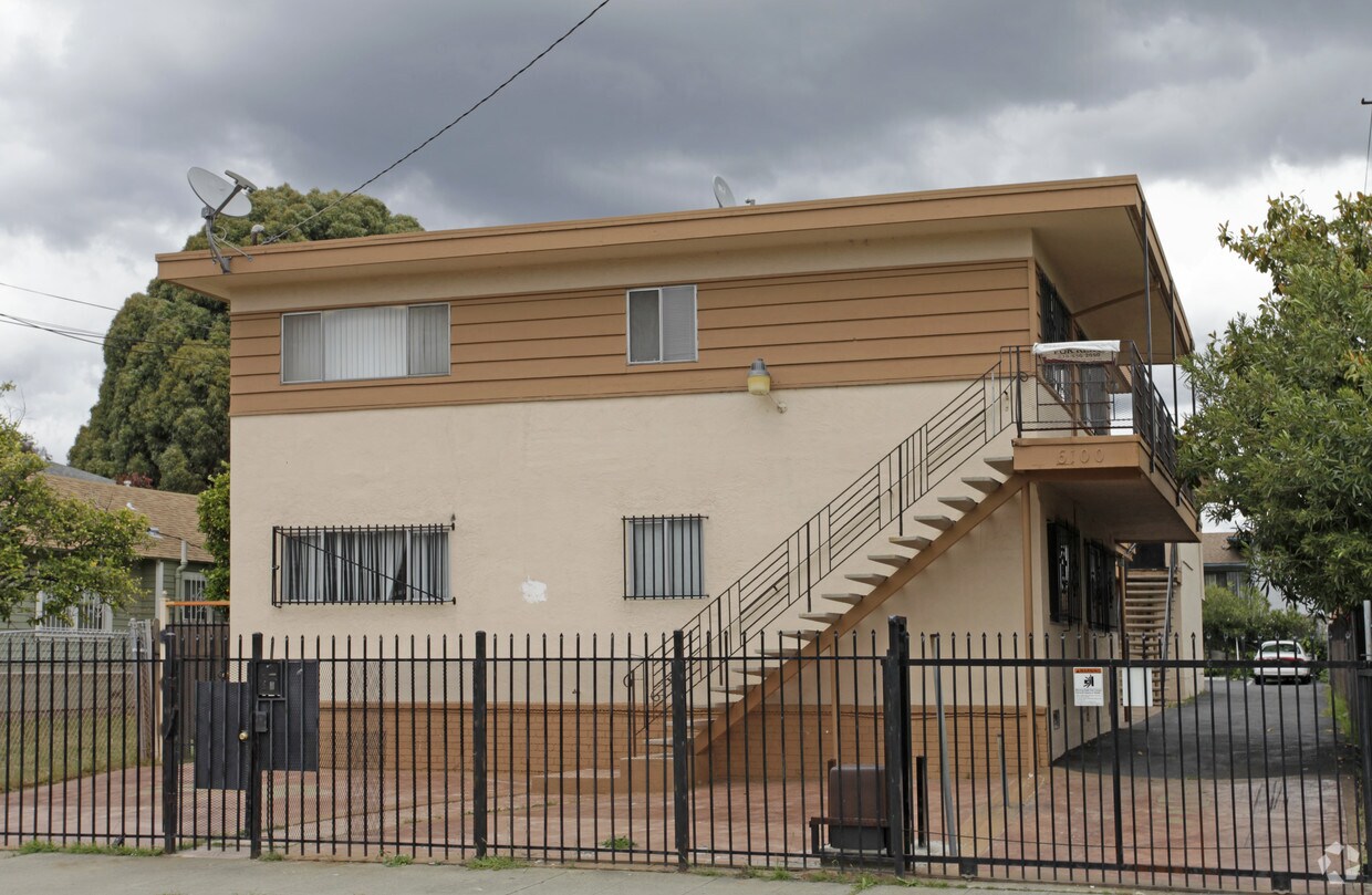 Primary Photo - 6100 Hayes St