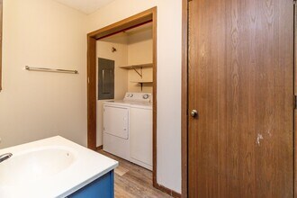 Building Photo - 4509-4511-4511 W Millbrook Dr