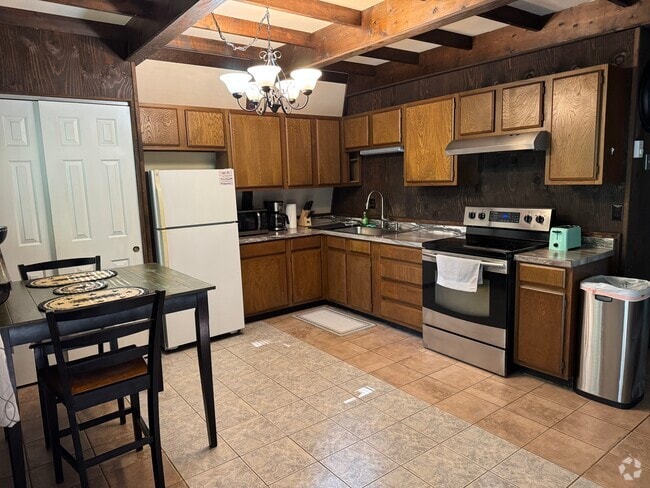 Building Photo - 579 Martha Ave