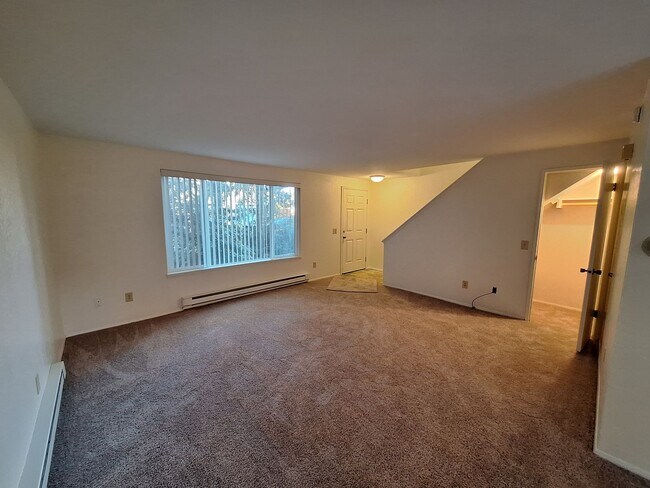 Building Photo - Two Bedroom Townhouse Style Unit