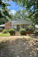 Building Photo - 4010 Cresthaven Rd