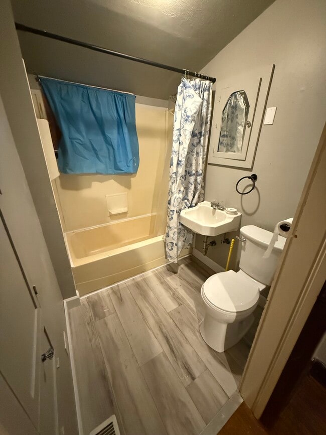 Building Photo - 610 E Henry St