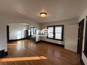 Building Photo - 991 Smith Ave S