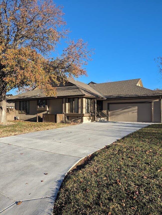 Building Photo - 12701 E Birchwood Dr