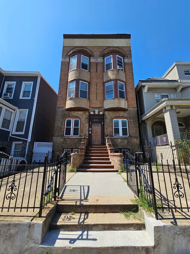 Foto principal - 811 Montgomery St