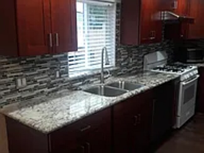 Foto del edificio - Beautiful 3 bedroom Edmonds Rambler