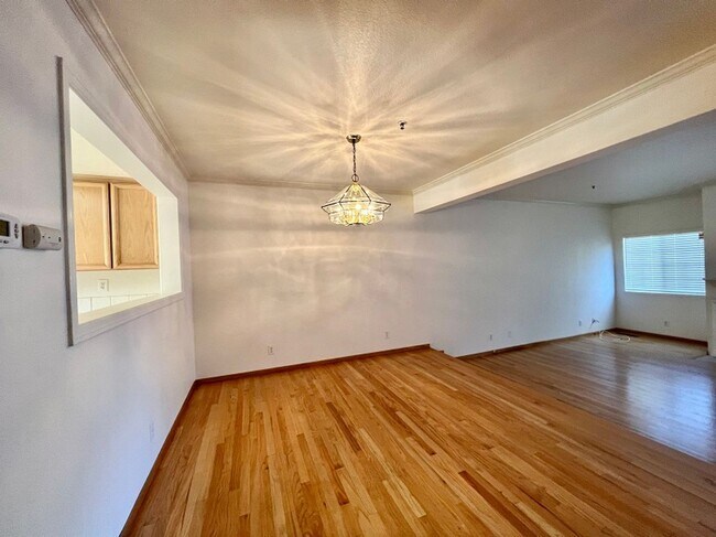Building Photo - Beautiful Two Bedroom Valley Club Circle Condo in Gated Community