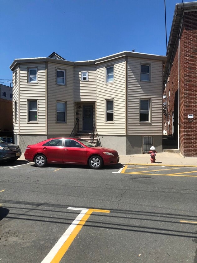 7017 Madison St, Guttenberg, NJ 07093 Room for Rent in Guttenberg, NJ