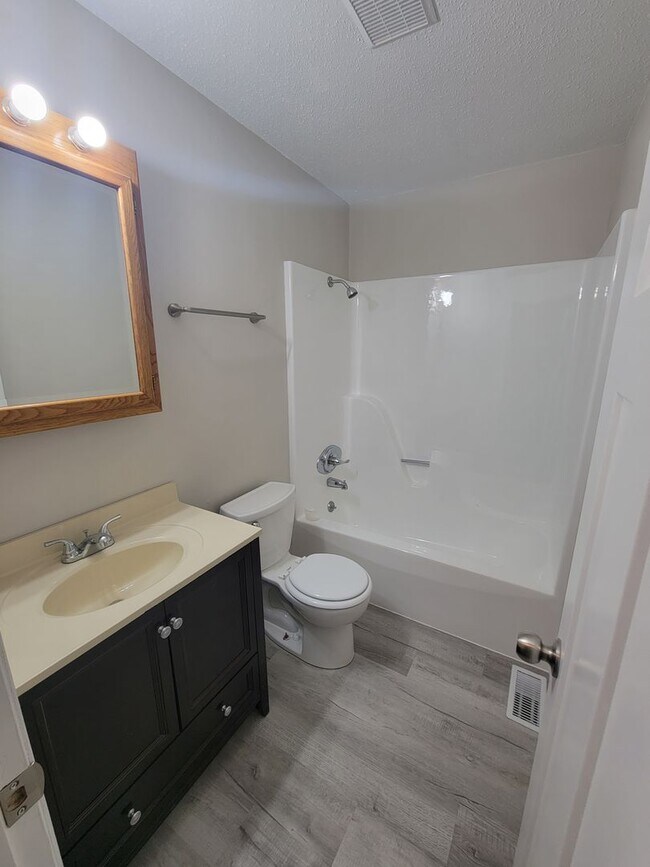 Foto del edificio - 5710 N Division St