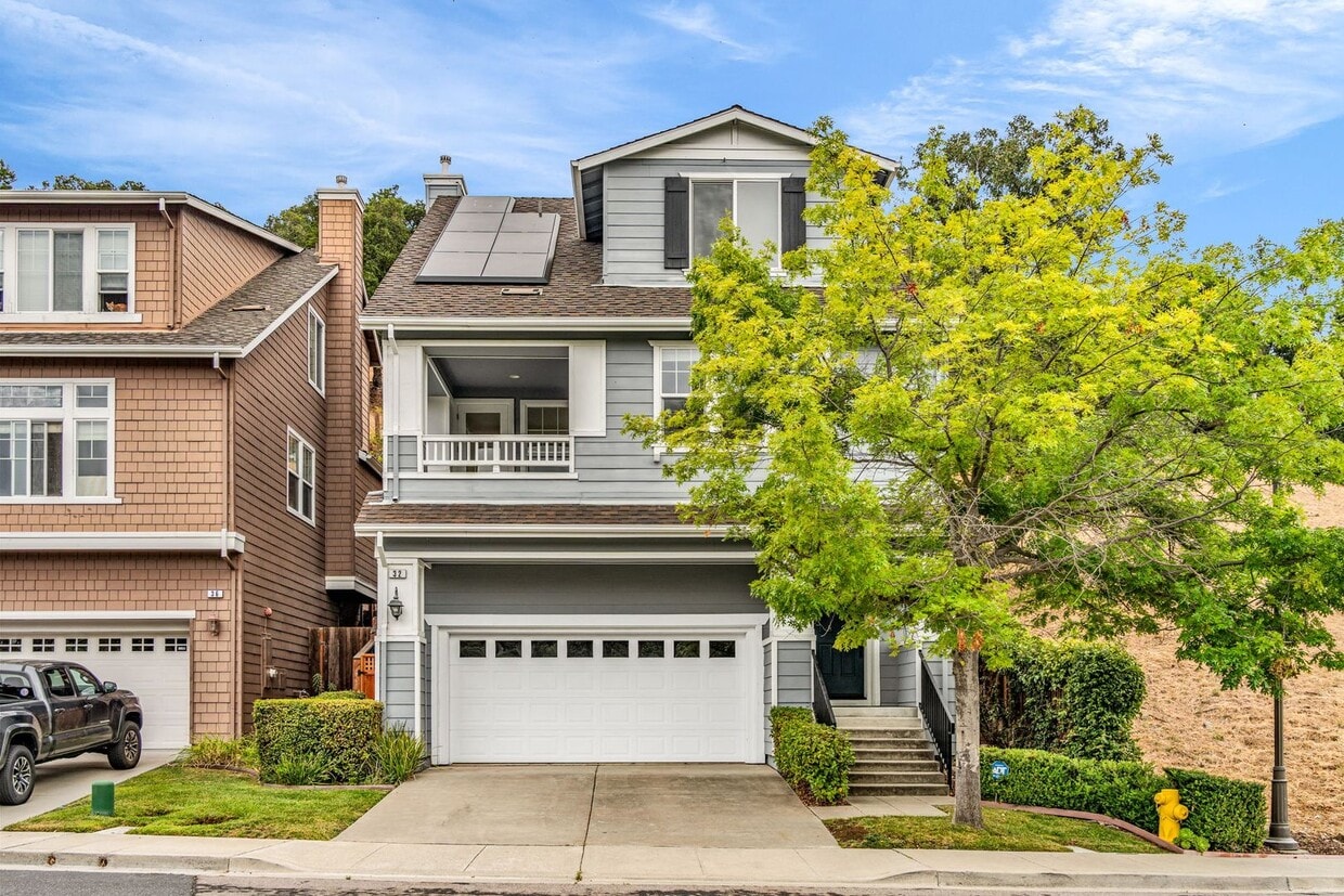 Primary Photo - Gorgeous remodeled 3 bedroom, 3 full bathr...